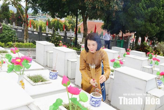 Phó Chủ tịch Thường trực Ủy ban MTTQ tỉnh Đỗ Thị Toán dâng hương lên các phần mộ liệt sĩ.