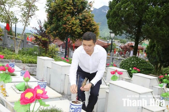 Phó Bí thư Thường trực Tỉnh ủy Nguyễn Hồng Phong dâng hương lên từng phần mộ liệt sĩ.