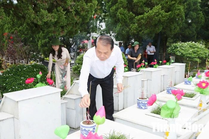 Trưởng ban Tổ chức Tỉnh ủy Nguyễn Văn Hùng dâng hương lên các phần mộ liệt sĩ.