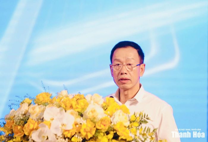 Phó Chủ tịch UBND tỉnh Lê Quang Hùng phát biểu tại diễn đàn.
