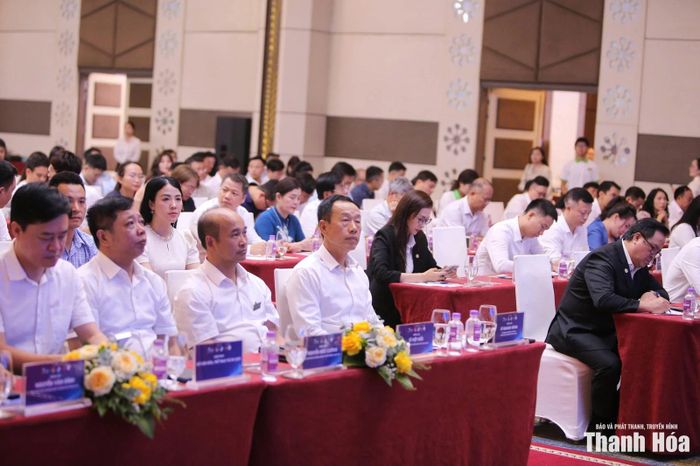 Các đại biểu dự diễn đàn.