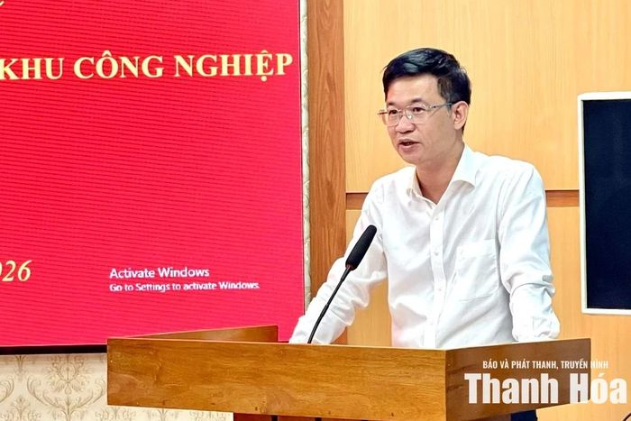 Đại diện Khu Kinh tế Nghi Sơn và các khu công nghiệp trình bày tham luận tại tọa đàm.