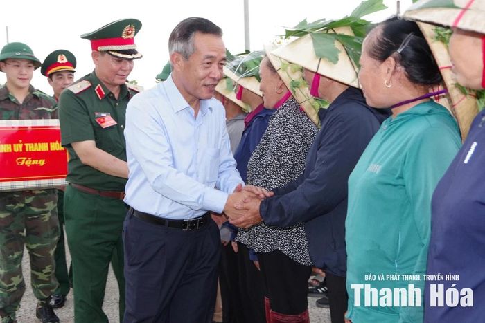 Bí thư Tỉnh ủy Lê Đức Thái động viên, tặng quà bà con Nhân dân tham gia diễn tập thực binh.
