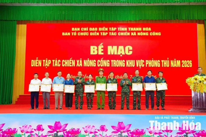 Ban Tổ chức diễn tập xã Nông Cống trao giấy khen cho các tập thể, cá nhân có thành tích xuất sắc trong diễn tập.