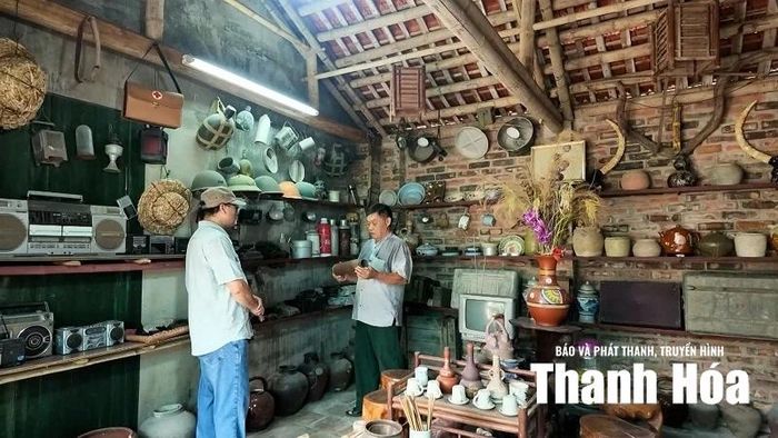 Nhiều hiện vật được trưng bày trong ngôi nhà cổ.