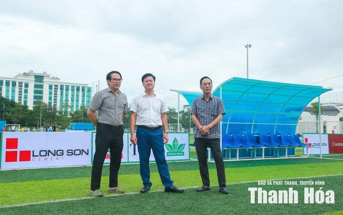 Ban tổ chức kiểm tra các điều kiện tổ chức tại sân bóng của Trung tâm Cung ứng Dịch vụ công phường Hạc Thành chiều 3/7.