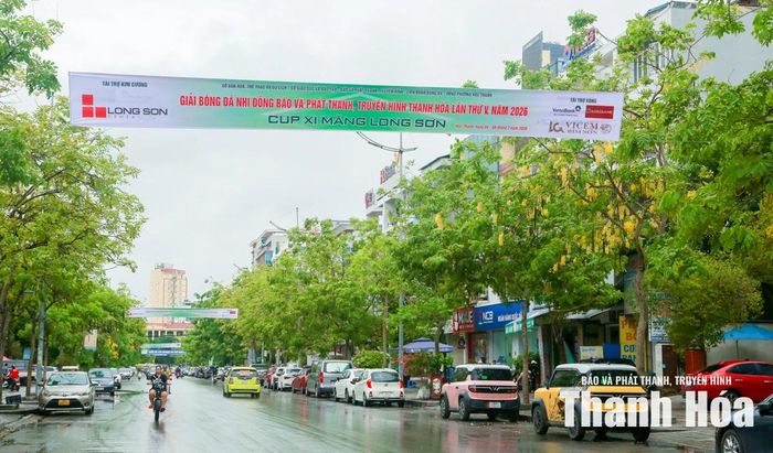 Băng rôn tuyên truyền về giải đấu xuất hiện tại nhiều tuyến đường của phường Hạc Thành, lan tỏa hình ảnh của giải.