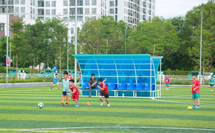 Trong chiều 3/7, nhiều đội bóng đã tập trung tập luyện, làm quen sân. Ban huấn luyện và nhiều cầu thủ nhí bày tỏ sự háo hức chờ đợi giây phút tranh tài.