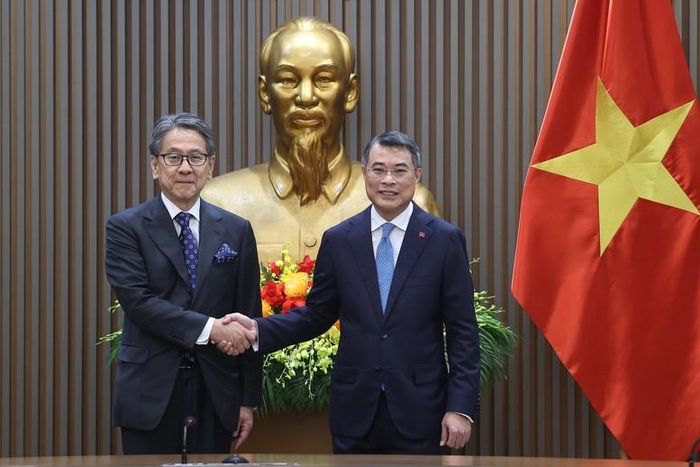 Thủ tướng Lê Minh Hưng và Chủ tịch Ngân hàng Hợp tác Quốc tế Nhật Bản (JBIC) Maeda Tadashi - Ảnh: VGP