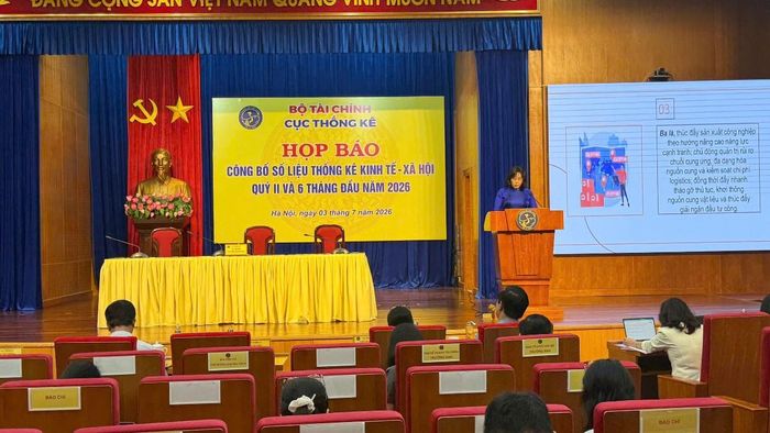 Bà Nguyễn Thị Hương, Cục trưởng Cục Thống kê thông tin về tình hình kinh tế - xã hội 6 tháng và 6 tháng đầu năm 2026.