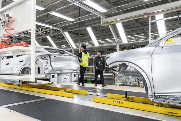 Dây chuyền sản xuất tại nhà máy của Volkswagen ở Trung Quốc. Ảnh: Bloomberg.