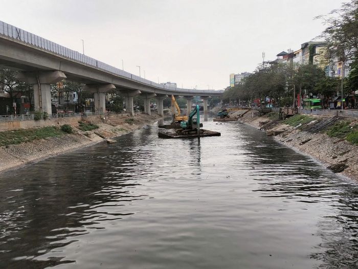 Cải tạo, nạo vét sông Tô Lịch. Ảnh: Hằng Anh
