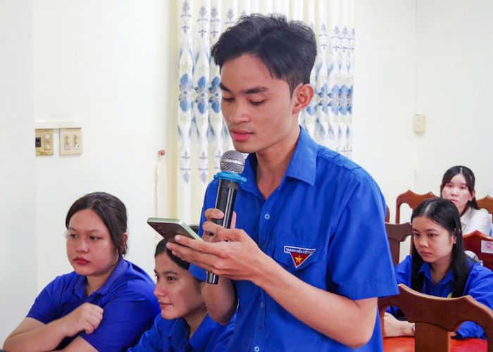 Đoàn viên tham gia đối thoại phát biểu ý kiến.