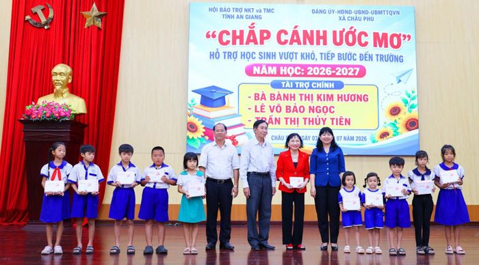 Ban tổ chức tặng quà cho học sinh trên địa bàn xã Châu Phú.