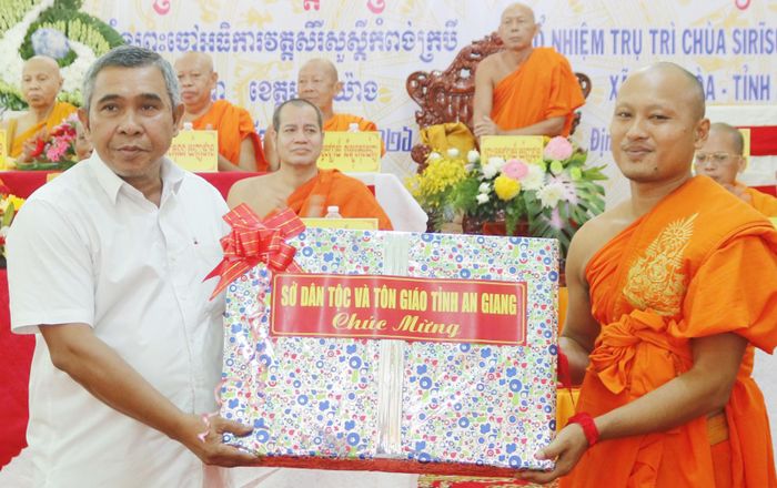 Phó Giám đốc Sở Dân tộc và Tôn giáo tỉnh An Giang Danh Lắm tặng quà chúc mừng Đại đức Trương Văn Tuấn.