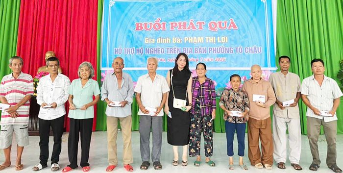 Nhà hảo tâm trao quà cho hộ nghèo trên địa bàn phường Tô Châu.