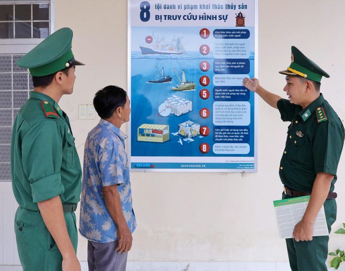 Chiến sĩ tại Trạm Kiểm soát Biên phòng Lình Huỳnh tuyên truyền chống khai thác IUU đến ngư dân.