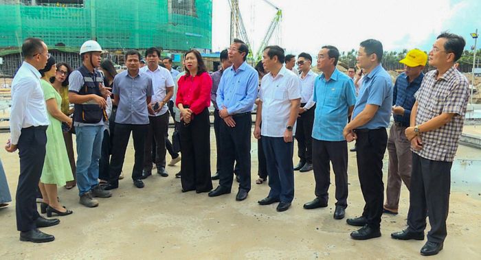 Thứ trưởng Bộ Ngoại giao Lê Thị Thu Hằng (thứ sáu, từ phải qua) và Phó Chủ tịch UBND tỉnh An Giang Lê Văn Phước (thứ năm, từ phải qua) cùng đoàn công tác khảo sát Trung tâm Hội nghị APEC và Trung tâm Báo chí quốc tế.