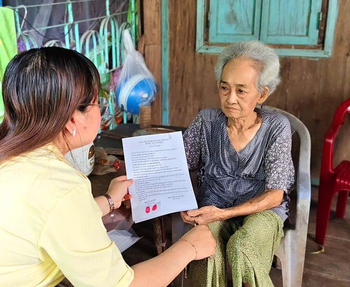 Tổ công tác Trung tâm Phục vụ hành chính công xã Vĩnh Thạnh Trung đến địa bàn thực hiện thủ tục hành chính cho người dân.