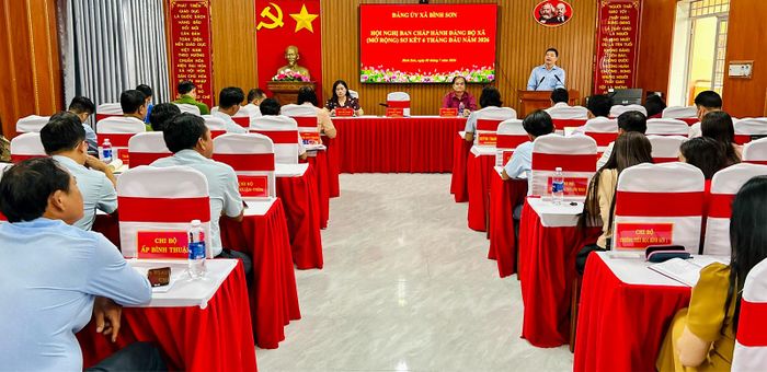 Bí thư Đảng ủy, Chủ tịch HĐND xã Bình Sơn Đỗ Hoài Thanh phát biểu tại hội nghị.