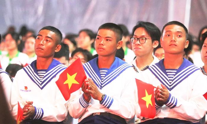  Lực lượng Hải quân Việt Nam tham dự cầu truyền hình "Rạng rỡ tên Người" tại Hội trường Thống Nhất, Thành phố Hồ Chí Minh. 