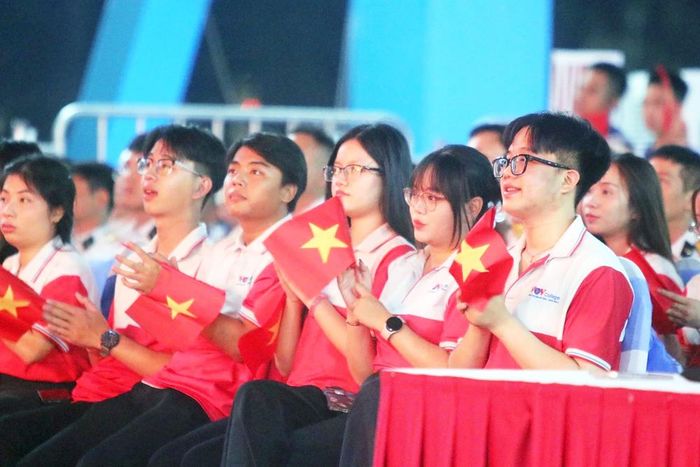  Đông đảo thanh thiếu niên Thành phố tham dự cầu truyền hình "Rạng rỡ tên Người". 