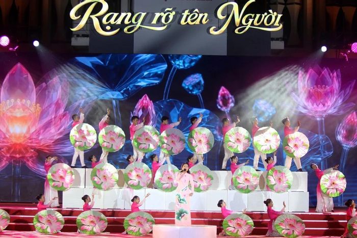  Nghệ sỹ ưu tú Vân Khánh với Tiết mục “Hồ Chí Minh đẹp nhất tên Người”. 