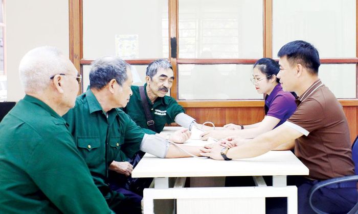  Cán bộ Trung tâm Điều dưỡng người có công Bắc Ninh kiểm tra, theo dõi sức khỏe cho người có công trong đợt điều dưỡng tập trung tại đơn vị. 