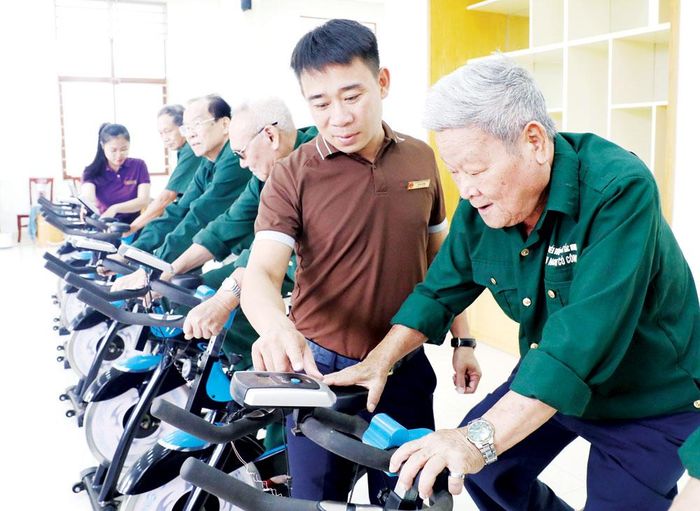  Cán bộ Trung tâm Điều dưỡng người có công Bắc Ninh hỗ trợ người có công sử dụng thiết bị phục hồi chức năng. 
