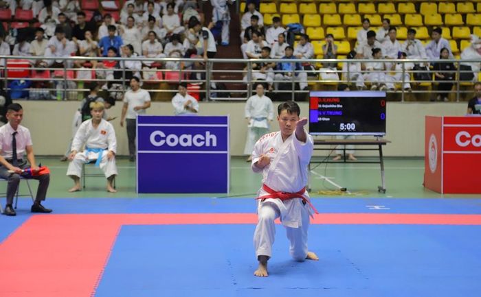  Vận động viên thực hiện bài thi kata quyền biểu diễn cá nhân nam môn karate. 
