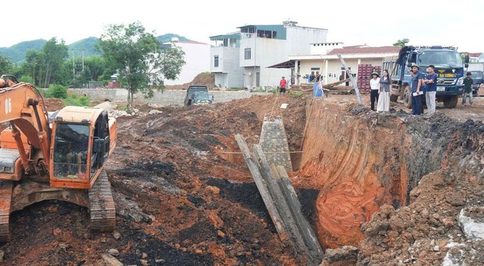  Nhà thầu tăng cường nhân lực, máy móc đẩy nhanh tiến độ thi công công trình xử lý sạt lở trên địa bàn xã Sơn Động. 