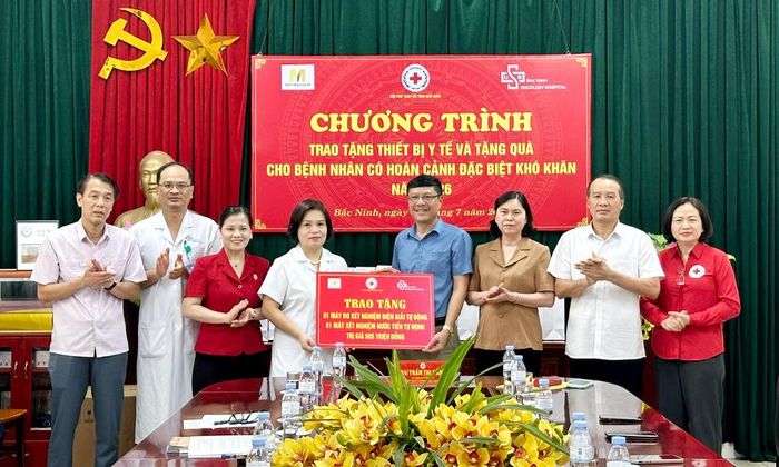  Đồng chí Trần Thị Hằng và các đại biểu dự chương trình trao tặng thiết bị y tế. 