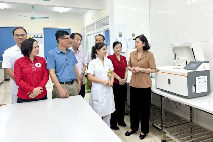  Đồng chí Trần Thị Hằng cùng các đại biểu kiểm tra khu vực đặt máy xét nghiệm do Hội Chữ thập đỏ tỉnh vận động Công ty Thương mại - Dịch vụ Nhật Minh tài trợ cho Bệnh viện Ung bướu tỉnh Bắc Ninh. 