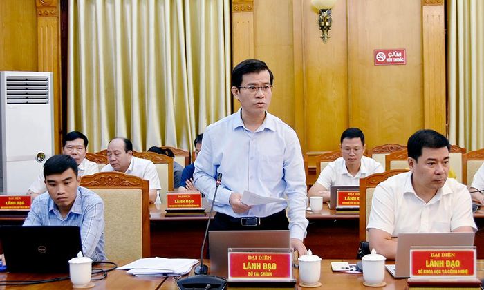  Lãnh đạo Sở Tài chính báo cáo một số chỉ tiêu kinh tế - xã hội nổi bật trong 6 tháng đầu năm. 