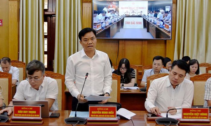  Lãnh đạo Sở Công Thương đề xuất các giải pháp khai thác dư địa tăng trưởng của lĩnh vực thương mại, dịch vụ. 