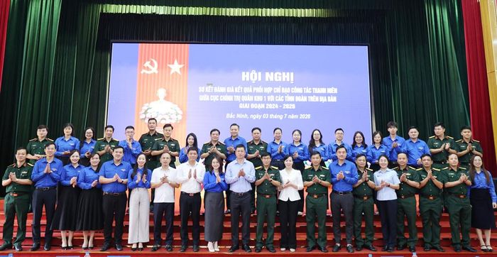  Các đại biểu chụp ảnh lưu niệm cùng các đơn vị tại hội nghị. 