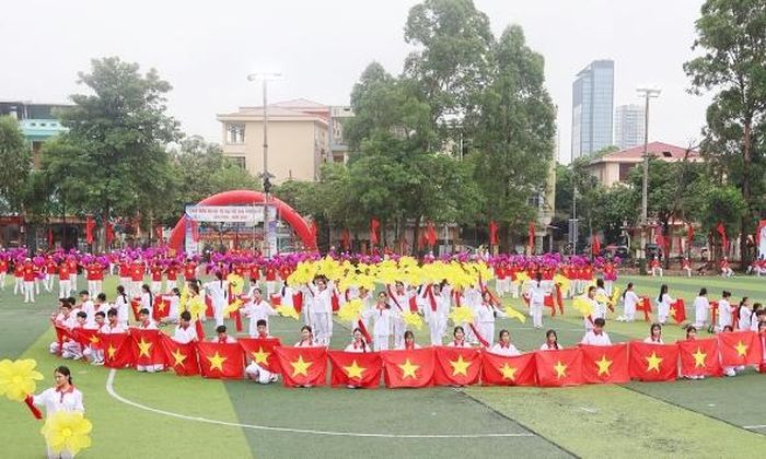 Màn đồng diễn nghệ thuật của các em học sinh tại Lễ khai mạc Đại hội Thể dục thể thao phường Võ Cường.