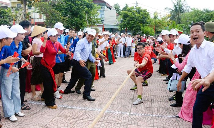 Môn thi kéo co thu hút sự tham gia cổ vũ của đông đảo khán giả tại Đại hội Thể dục thể thao phường Song Liễu.