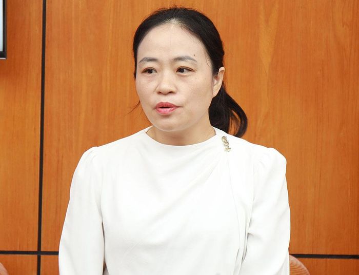 Đồng chí Nguyễn Thị Quyên, Phó Chánh văn phòng Sở Nội vụ phát biểu về những kinh nghiệm của đơn vị trong tổng rà soát văn bản, quy phạm pháp luật.