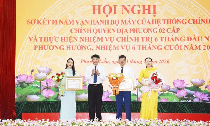  Đồng chí Nguyễn Trung Hiền trao tặng Giấy khen của Ban Thường vụ Đảng ủy phường Phương Liễu cho các chi bộ có thành tích. 
