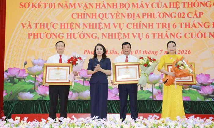 Thừa ủy quyền, đồng chí Nguyễn Thị Hương trao Bằng khen của Thủ tướng Chính phủ cho các cá nhân có thành tích. 