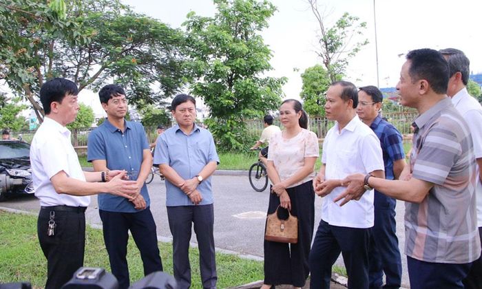 Đồng chí Mai Sơn kiểm tra công tác bơm tiêu úng tại phường Bắc Giang.