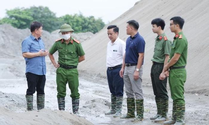 Lực lượng công an kiểm tra tại khu vực đổ chất thải rắn trái quy định của Công ty trách nhiệm hữu hạn sản xuất Thương mại và Đầu tư Bắc Ninh ở Cụm công nghiệp Xuân Lâm (phường Song Liễu).