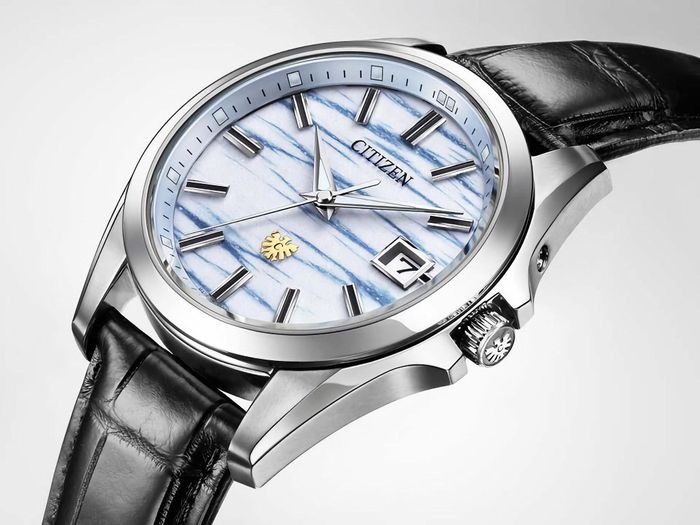 Góc nhìn nghiêng cho thấy kết cấu đặc biệt của giấy washi dưới lớp kính sapphire.
