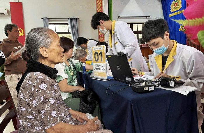 Phòng PC06, Công an thành phố phối hợp với C06, Bộ Công an và Công ty CP GeneStory tổ chức thu nhận mẫu ADN cho thân nhân liệt sĩ chưa xác định danh tính nhằm sớm trả lại thông tin cho liệt sĩ. Ảnh: KIM PHƯỢNG
