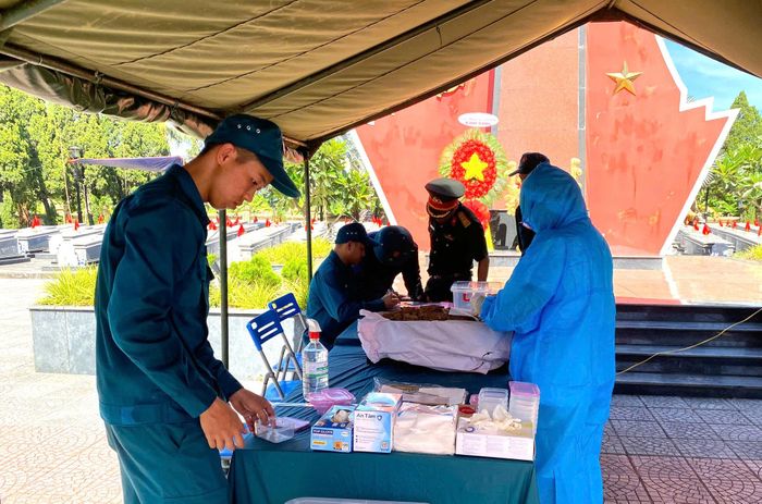 Việc mở mộ, lấy mẫu hài cốt liệt sĩ chưa xác định thông tin là nhiệm vụ đặc thù chưa từng có tiền lệ, đòi hỏi sự cẩn trọng, tỉ mỉ và phối hợp khoa học, nhịp nhàng giữa các thành viên. Ảnh: KIM PHƯỢNG