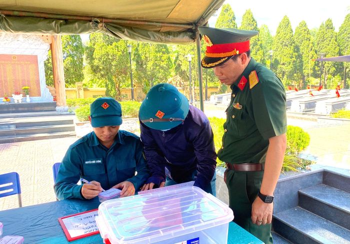 Các lực lượng thực hiện nhiệm vụ với phương châm “1 hài cốt liệt sĩ - 1 thời điểm” và “làm đến đâu số hóa đến đó” bảo đảm chặt chẽ, chính xác trong quá trình lấy mẫu. Ảnh: KIM PHƯỢNG