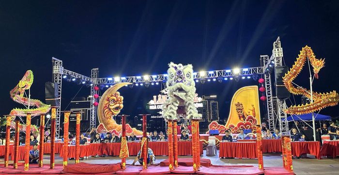 Các đội trình diễn tại Lễ hội Lân, Sư, Rồng Hòa Cường - Đà Nẵng mở rộng lần thứ I. Ảnh: KHÁNH LINH