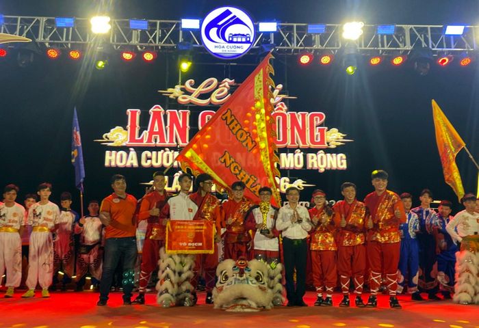Trao giải cho các đội lân xuất sắc. Ảnh: KHÁNH LINH