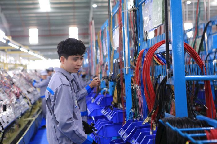Công nghệ cao được ứng dụng vào sản xuất, tạo động lực tăng trưởng mới. TRONG ẢNH: Công nhân làm việc tại nhà máy tập đoàn THACO. Ảnh: THÀNH CÔNG